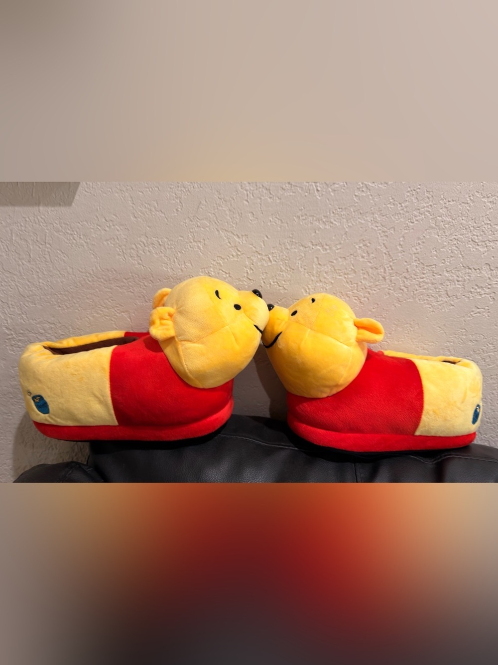 Disney Winnie the Pooh Yellow & Red Kids Plush Character Slippers women’s 7-9